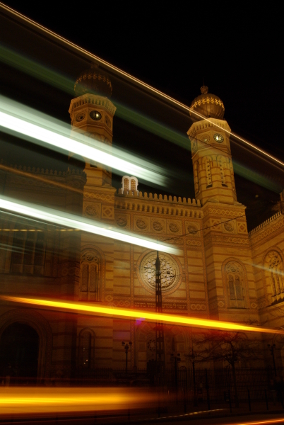 La grande synagogue... avec un bus qui passe devant, Budapest, Hongrie (mars 2008)