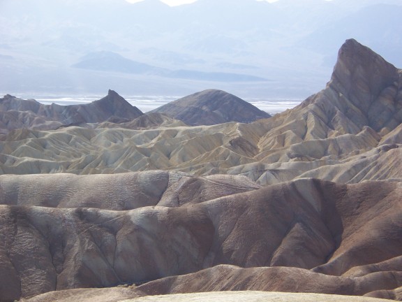 <em>Zabriskie point</em> dans la Vallée de la Mort, États-Unis (août 2005)