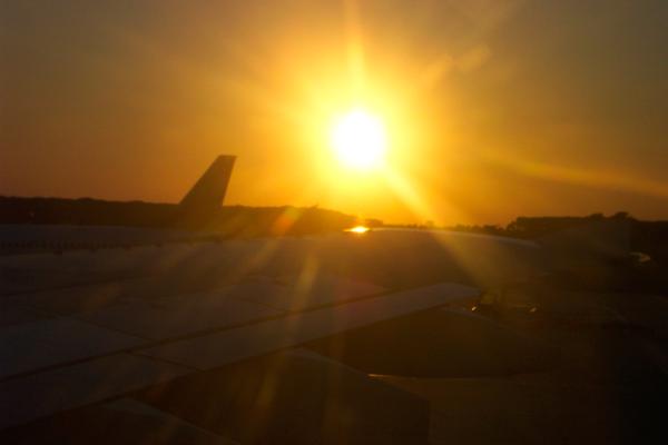 Coucher de soleil sur l'aéroport de Rome, Italie (février 2003)