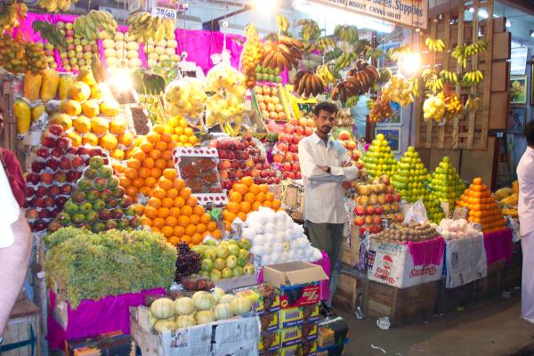 Marchand de fruits à Chennai, Inde du Sud (janvier 2003)