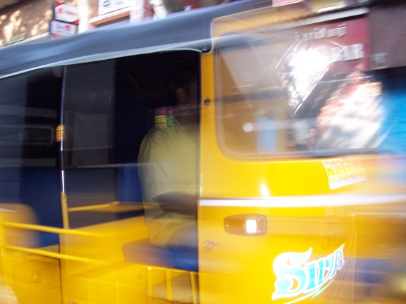 Un rickshaw en pleine vitesse, Chennai, Inde (décembre 2004)