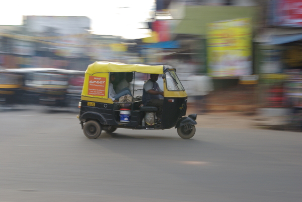 Un rickshaw lancé à pleine vitesse, Mysore, Inde (décembre 2007)